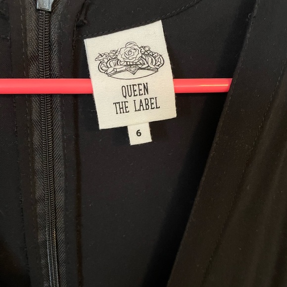 Queen The Label v neck maxi dress WITH POCKETS - Picture 2 of 2